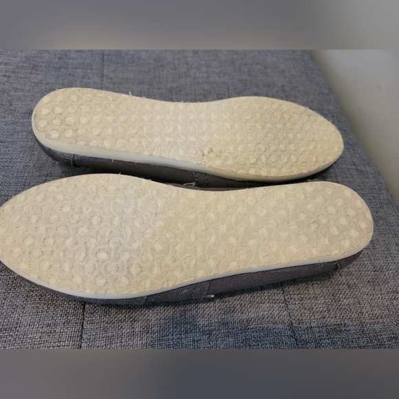 Like New. Women's Size 5 Toms Shoes - Picture 10 of 10